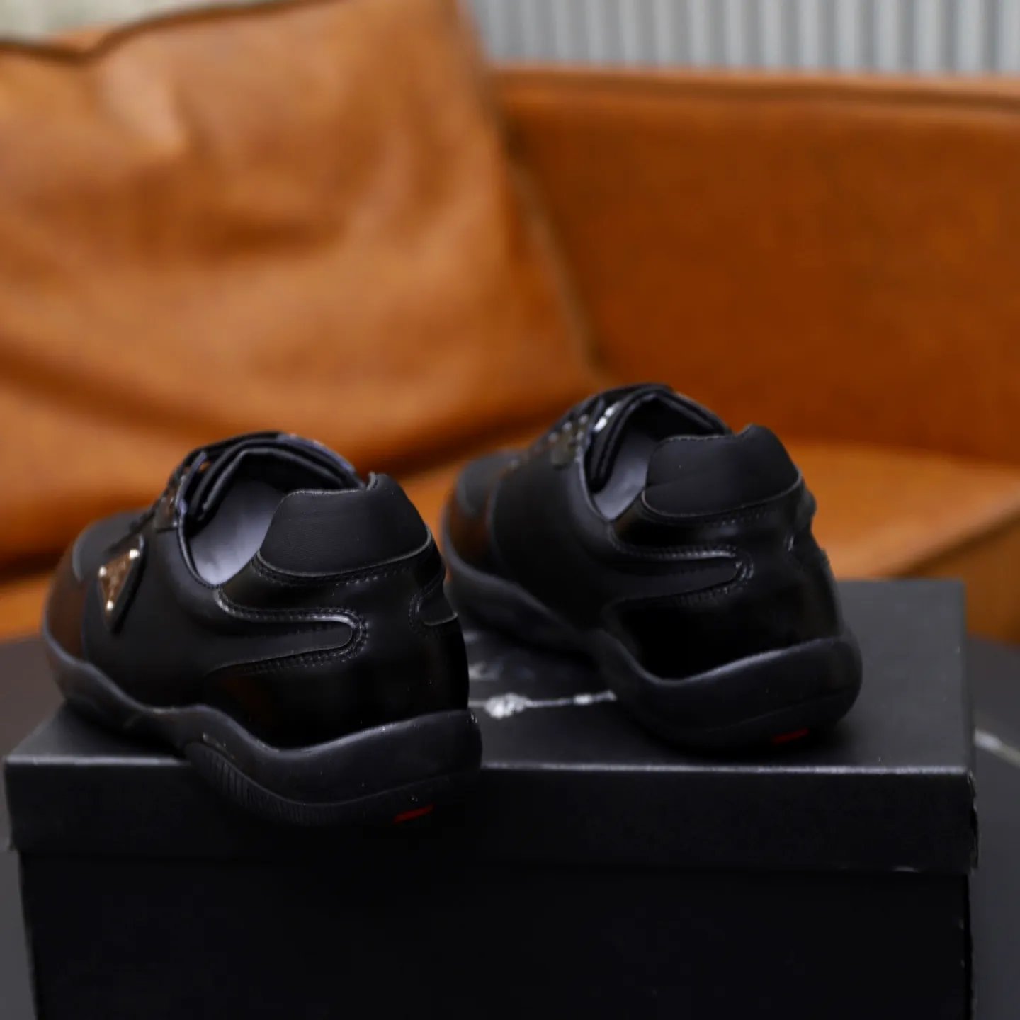 Ex-factory price: 440💰🙅‍♂️🙅‍♂️🙅‍♂️ Brand: PRADA Standard code: 38-44 (45 customized) Grade: Same as the official website Material: Original leather splicing, comfortable and breathable lining, original wear-resistant outsole Style category: Men's fashionable casual shoes, running shoes, noble luxury brand elements, top luxury Color: actual picture color